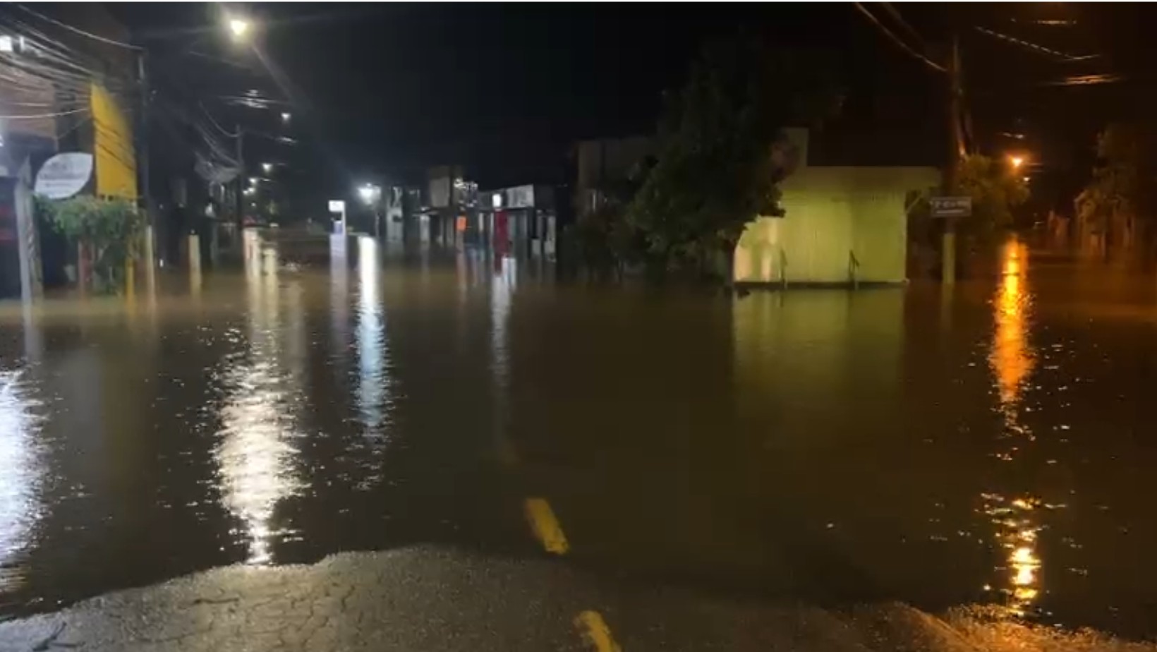 Chuva deixa desalojados, suspende aulas e bloqueia estradas no litoral de SP