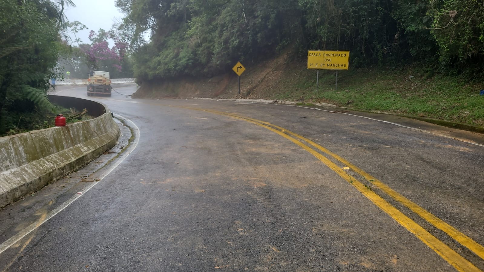Rodovia Oswaldo Cruz, que liga Taubaté a Ubatuba, é liberada após 16 horas de interdição