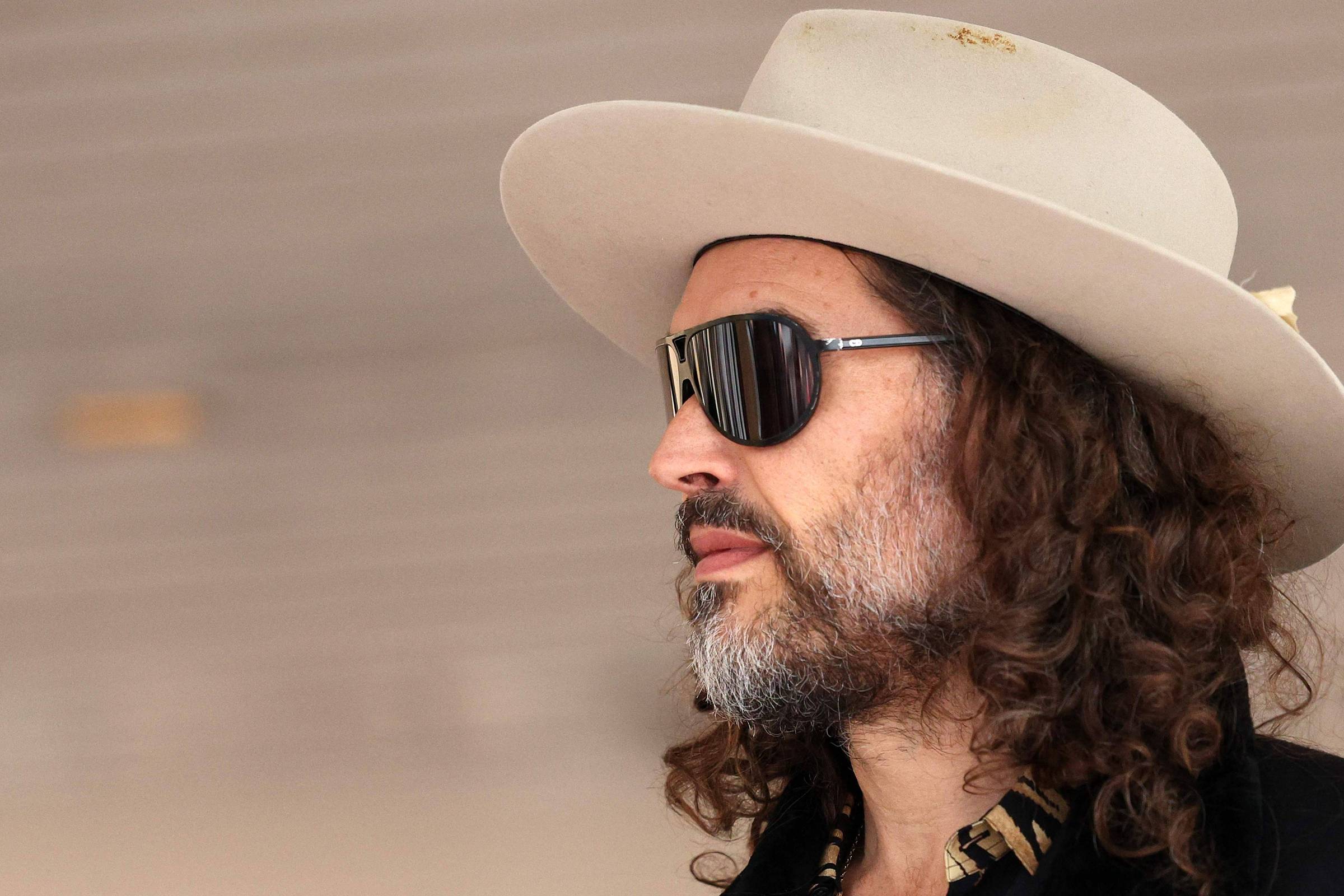 Russell Brand se declara inocente de acusações de estupro e violência sexual