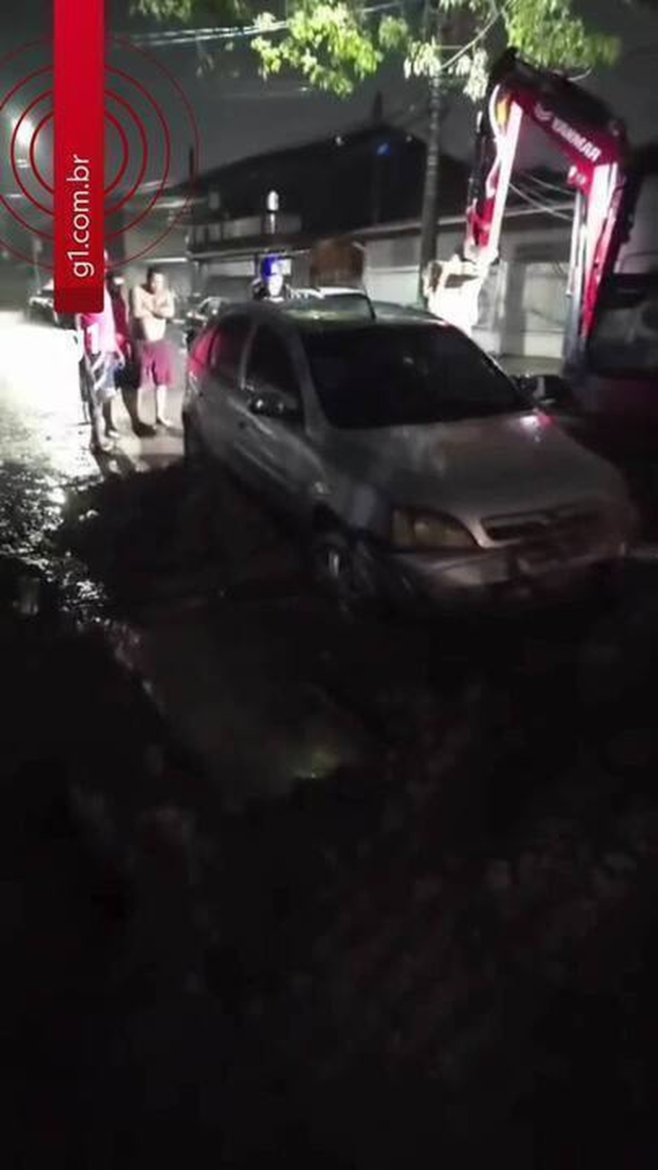 VÍDEO: Carro cai em buraco no Jardim Imperial, em São José dos Campos