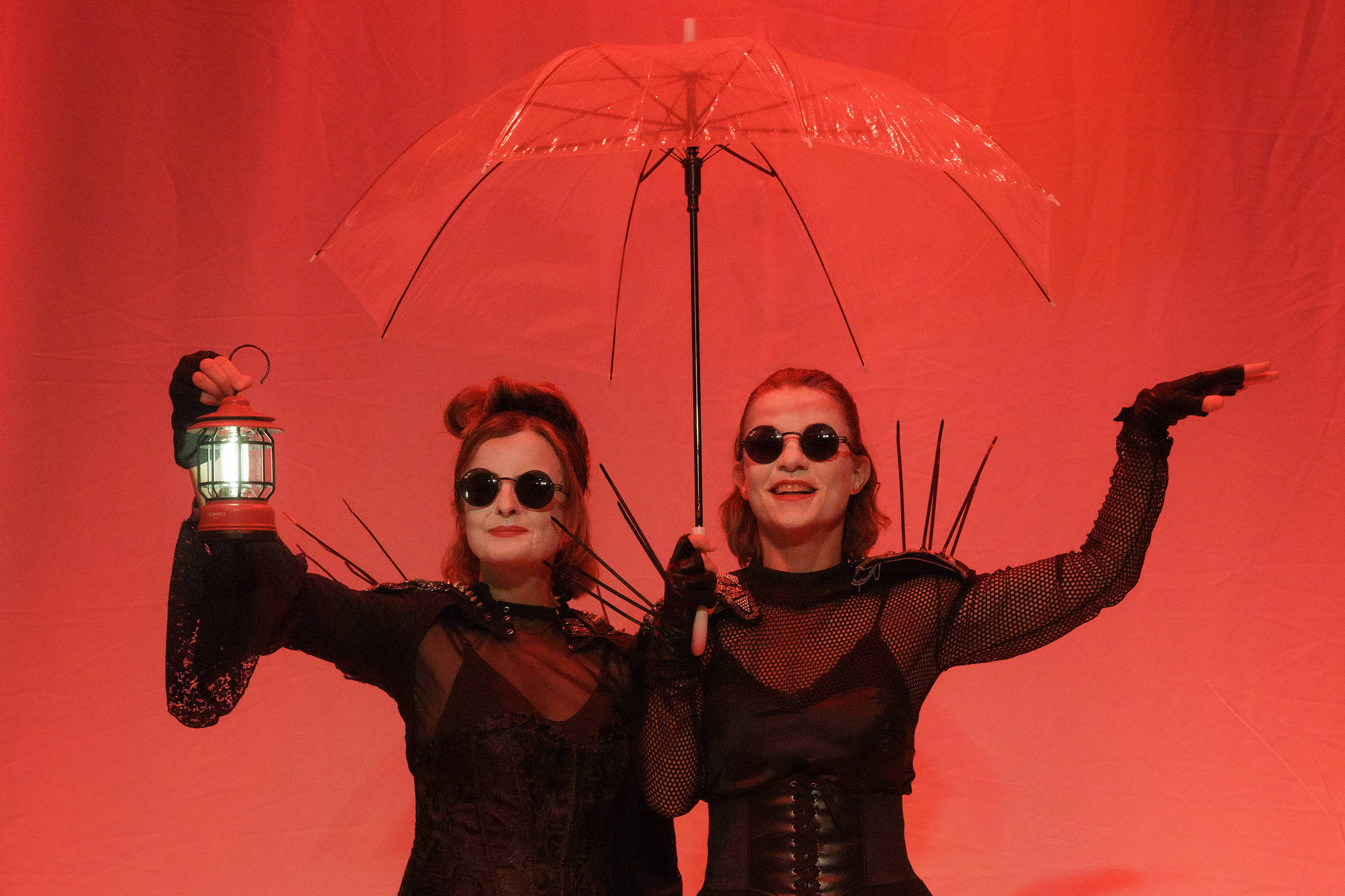 Espetáculo julga assassinato simbólico da poeta Wislawa Szymborska