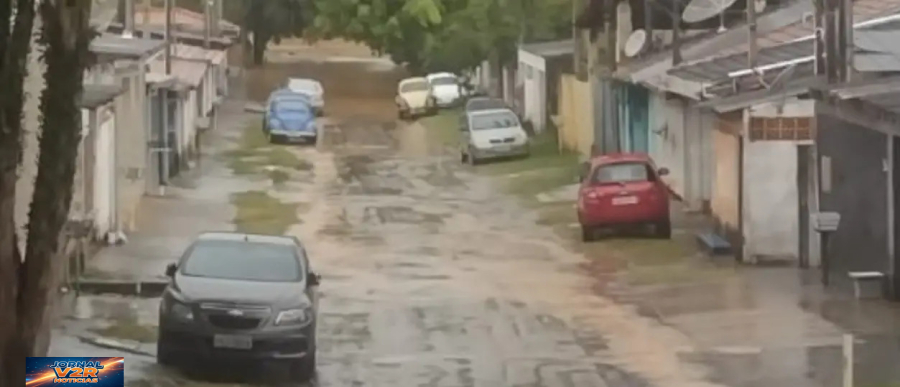Rio Buquira sobe três metros, transborda e provoca alagamentos na zona norte de São José nessa quinta feira (26)