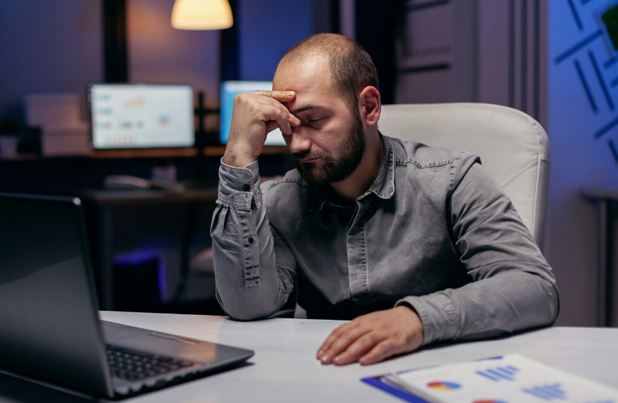 Artigo: O corporativo romantizou o cansaço e isso está destruindo a performance – por Cesar Cotait Kara José