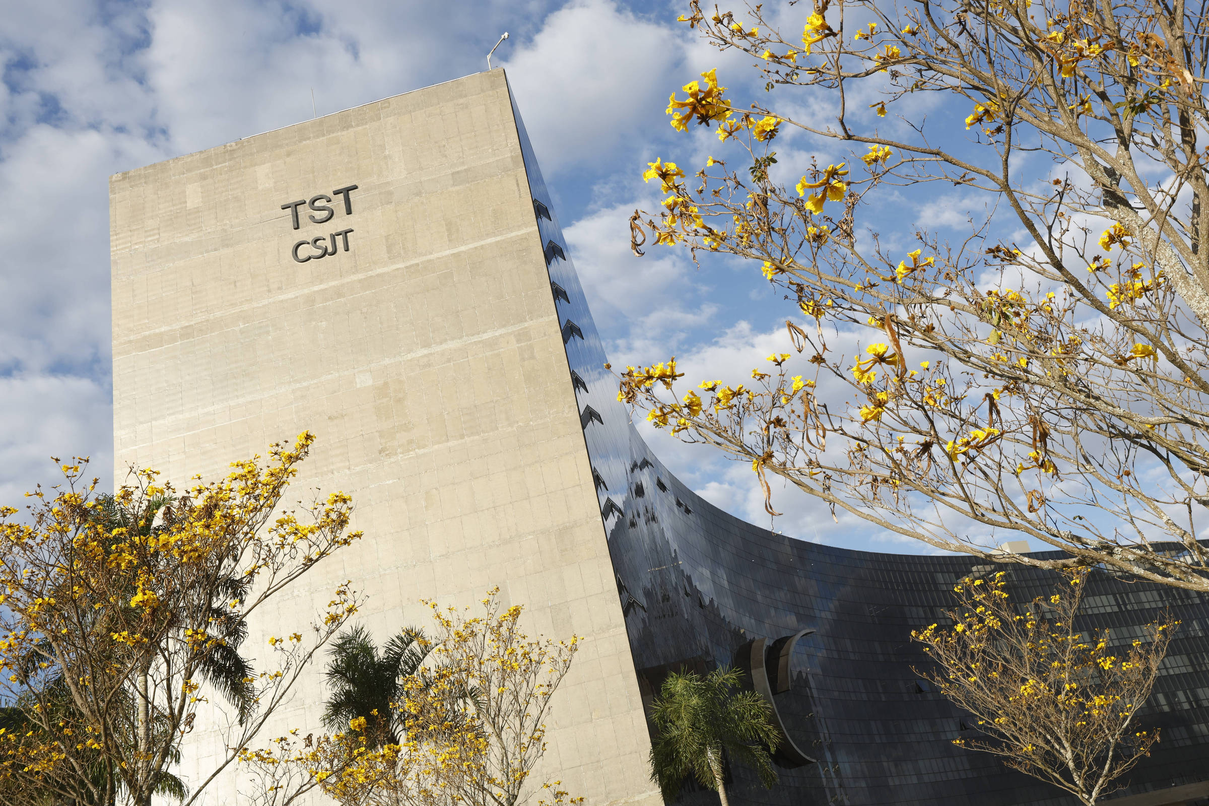 Juízes do Trabalho receberam R$ 1 bilhão acima do teto em 2025