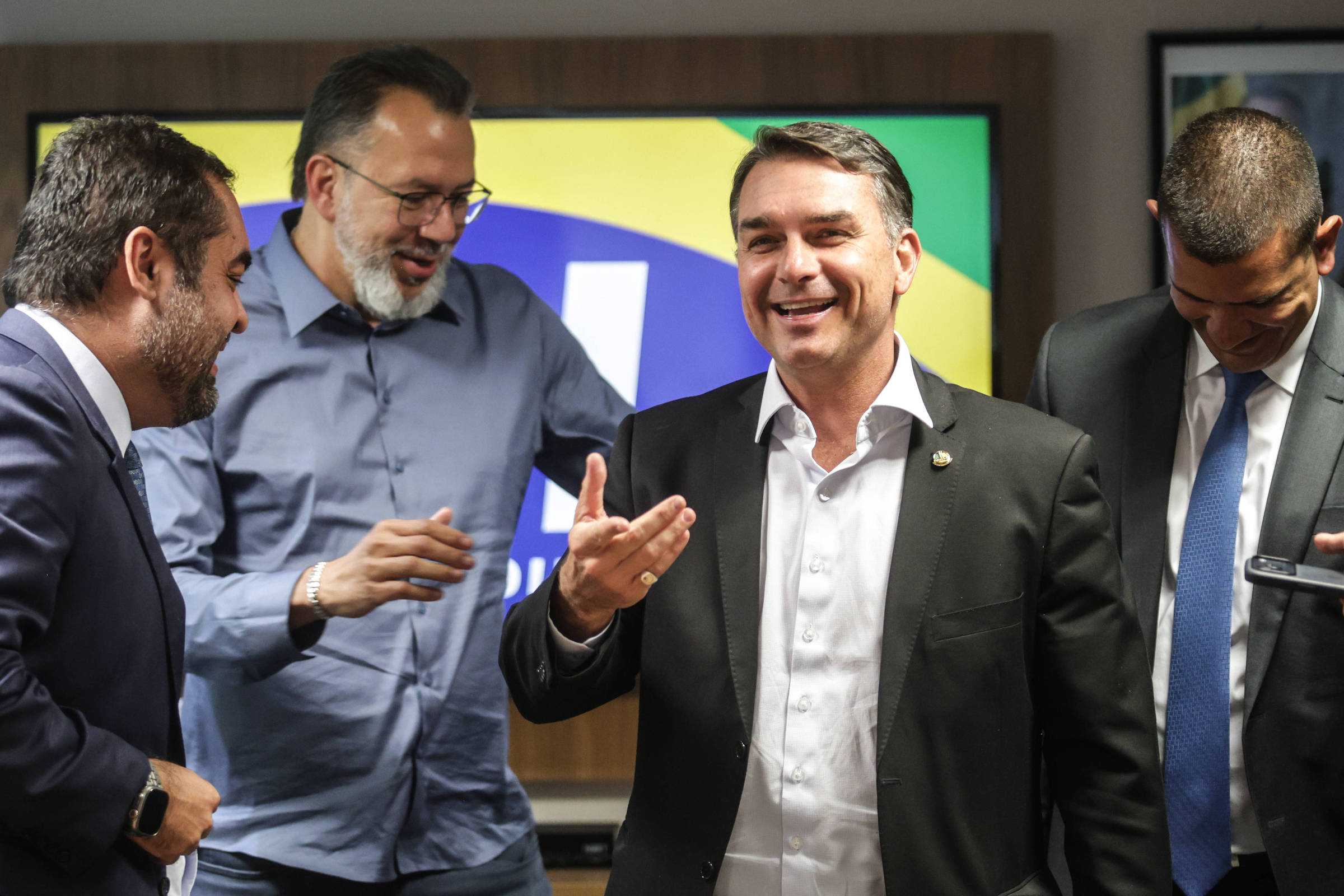 Flávio Bolsonaro indica para Senado prefeito que nomeou condenados por milícia no RJ