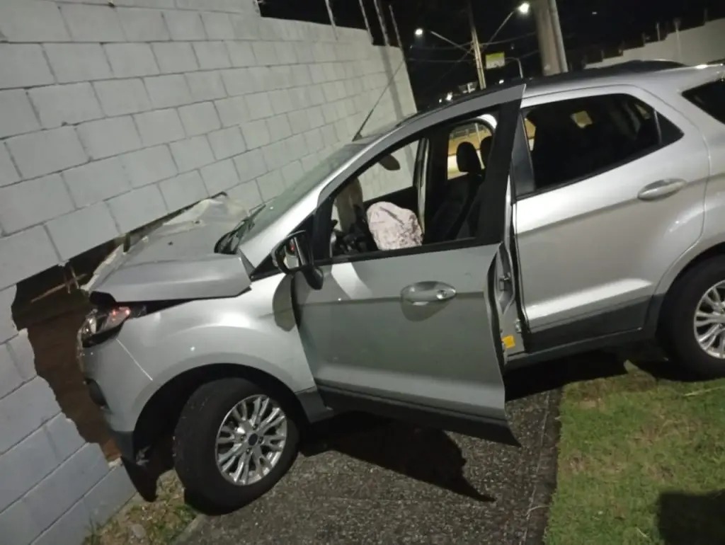 Urbanova: motorista perde controle e carro atinge muro de condomínio