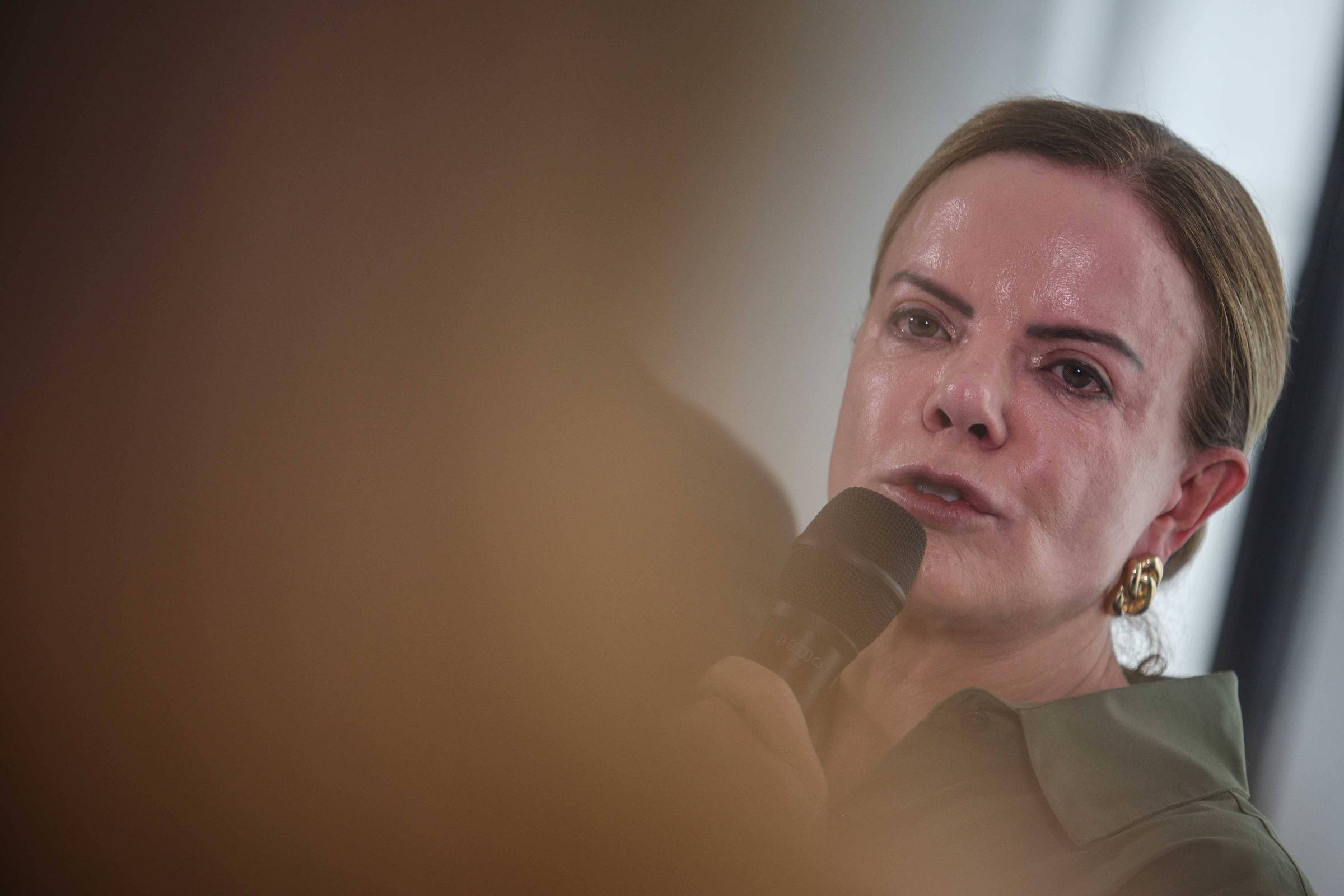 Gleisi chama ataque ao Irã de irresponsável; Flávio Bolsonaro diz que governo Lula está do lado errado