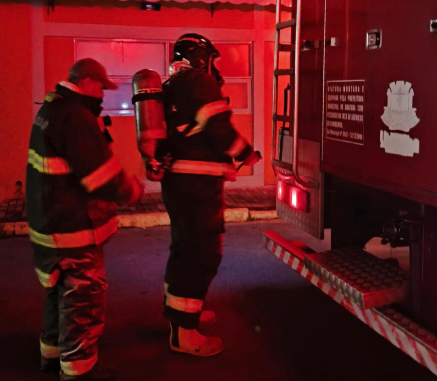 Incêndio atinge poste padrão de energia em restaurante no Centro de Ubatuba