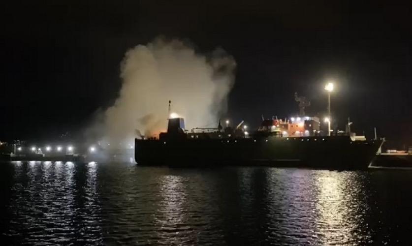 Navio com milhares de cabeças de gado pega fogo no Porto de São Sebastião