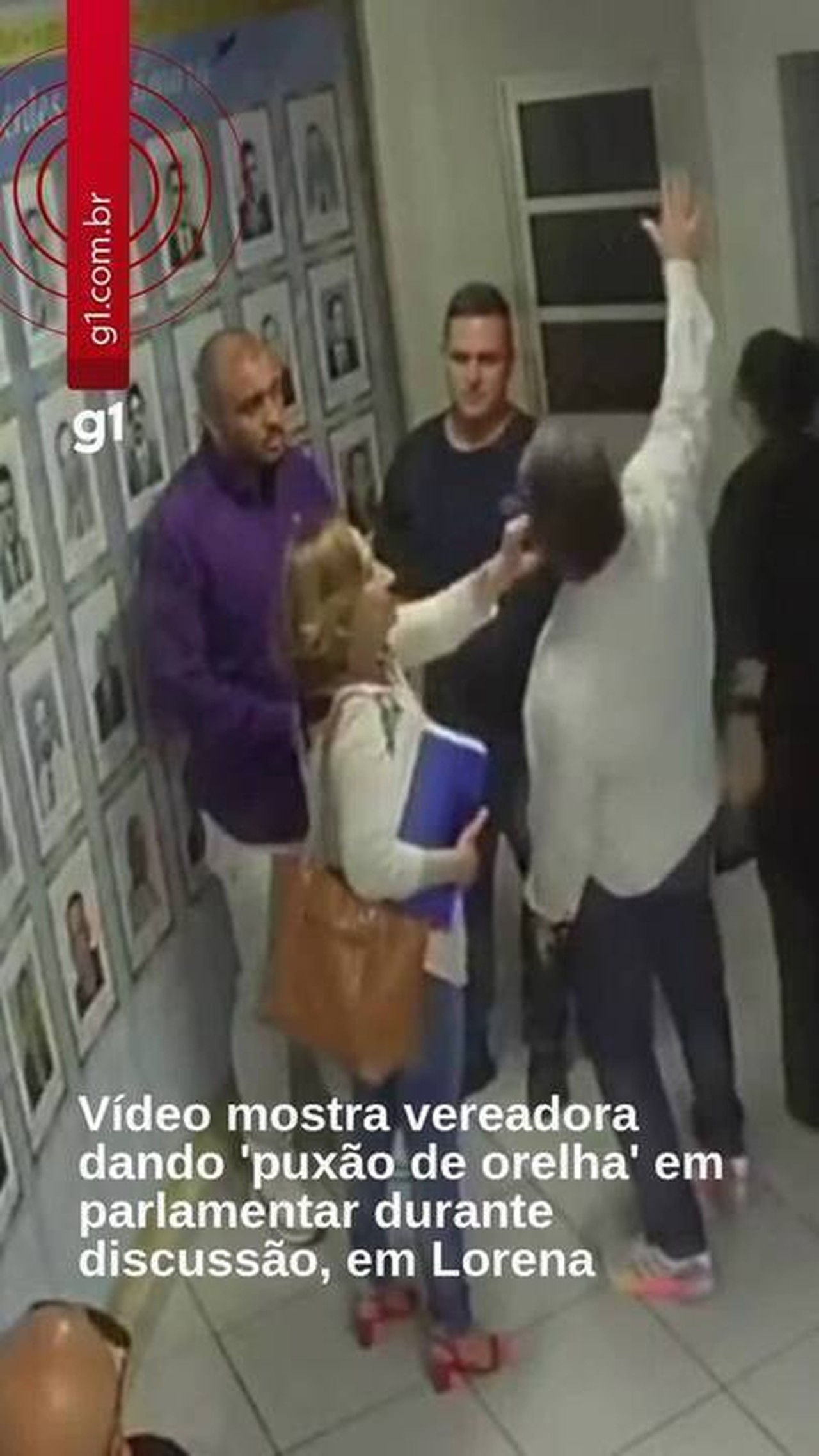 Vídeo mostra vereadora dando 'puxão de orelha' em parlamentar durante discussão, em Lorena
