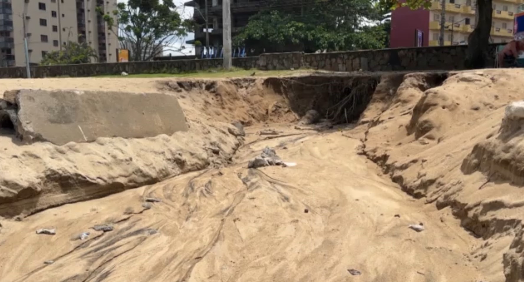 VÍDEO: moradores de Caraguatatuba reclamam de cratera na praia Martim de Sá