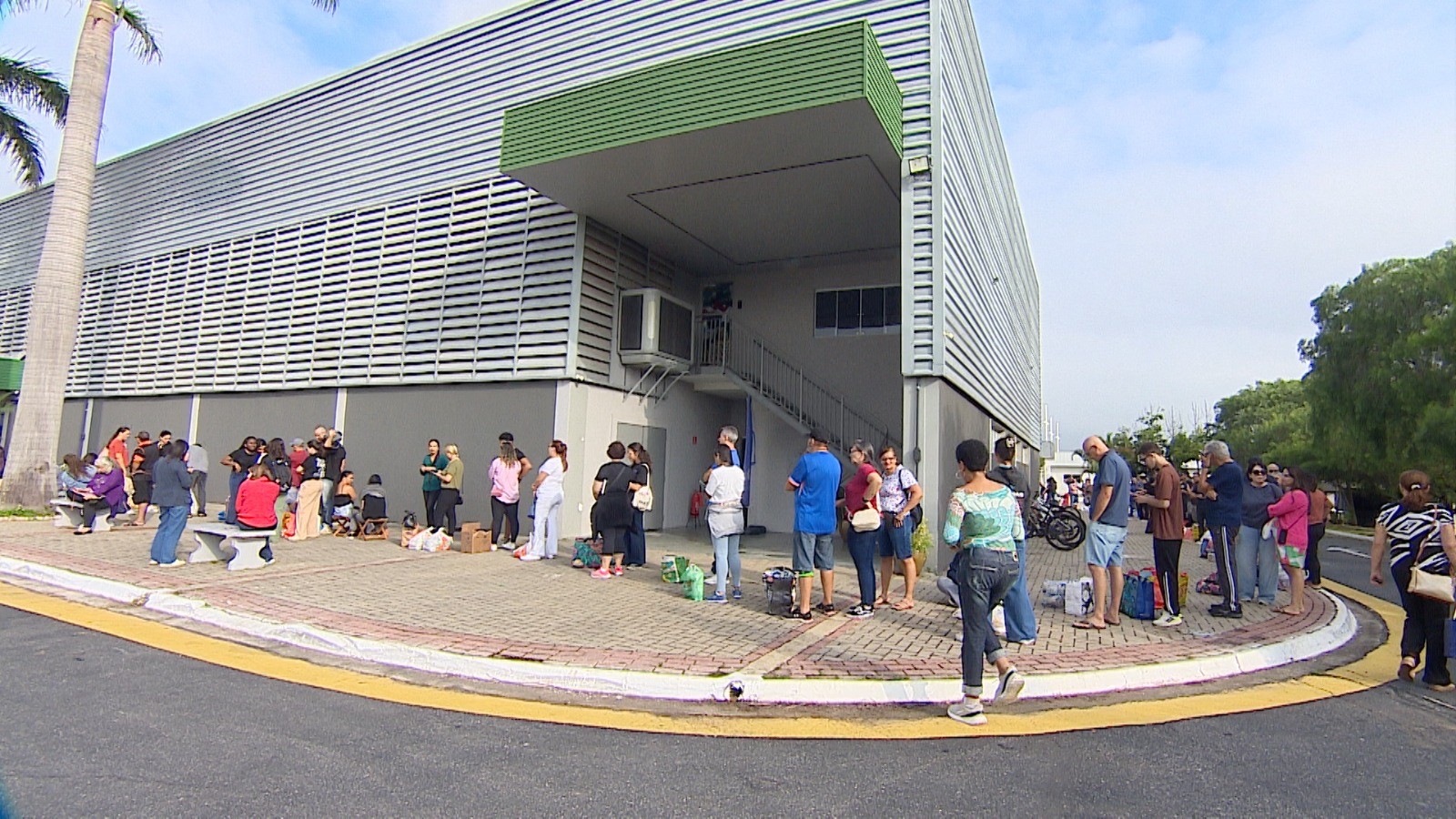 Fiéis formam fila para retirar ingressos do Auto de Páscoa em São José dos Campos; veja datas de espetáculos