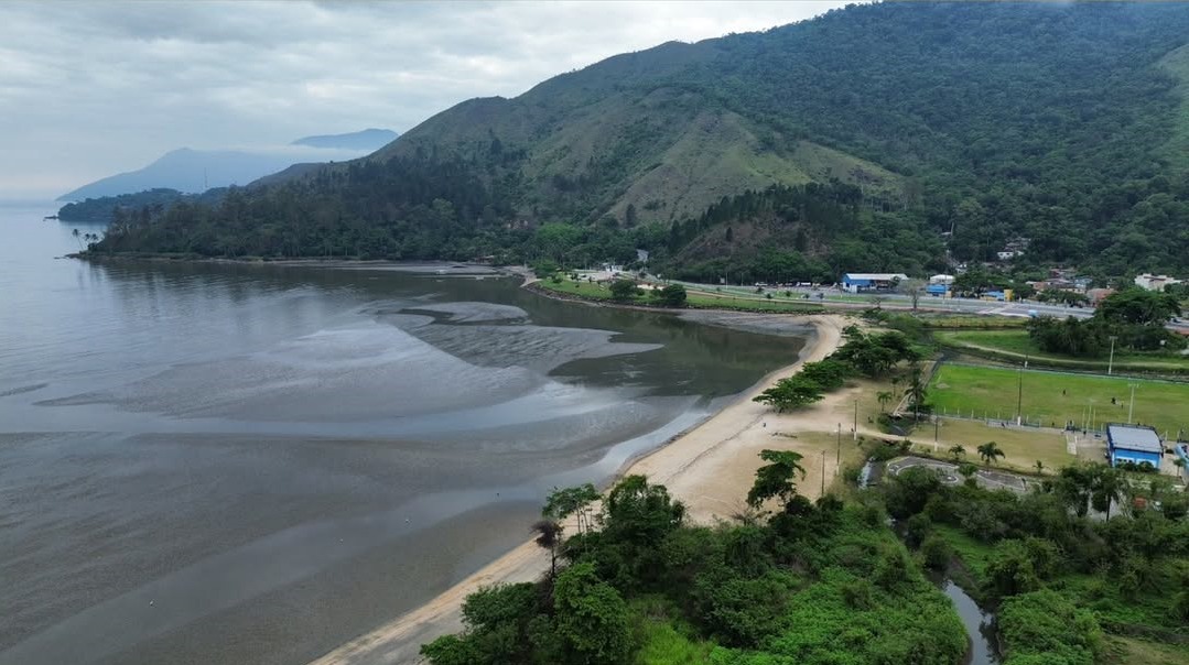 Homem é encontrado degolado na praia em São Sebastião
