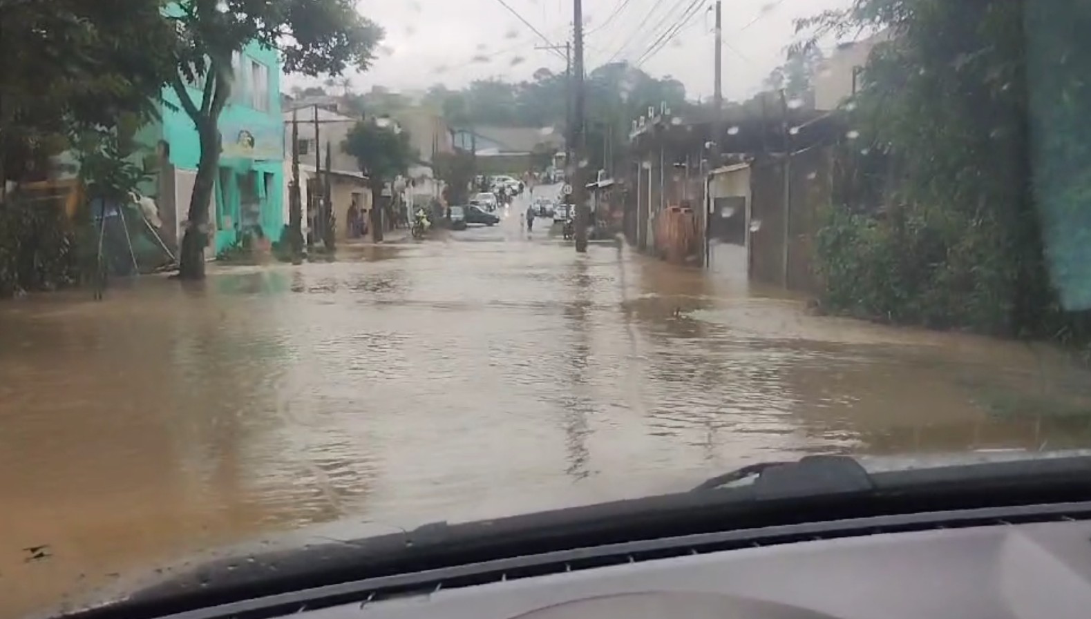 VÍDEO: chuva causa alagamentos, deixa carros submersos e tira 10 pessoas de casa em Guaratinguetá