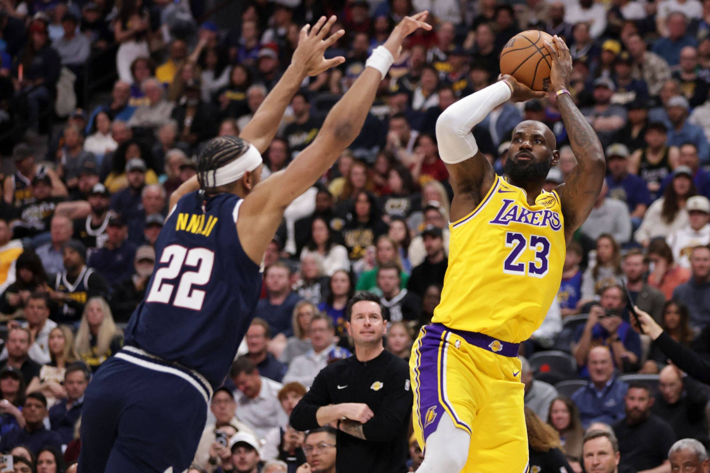 LeBron quebra recorde de arremessos convertidos em derrota dos Lakers