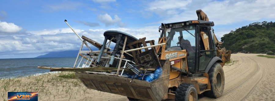Fiscalização ambiental apreende equipamentos de ambulantes irregulares em área de preservação na Lagoa Azul, em Caraguatatuba