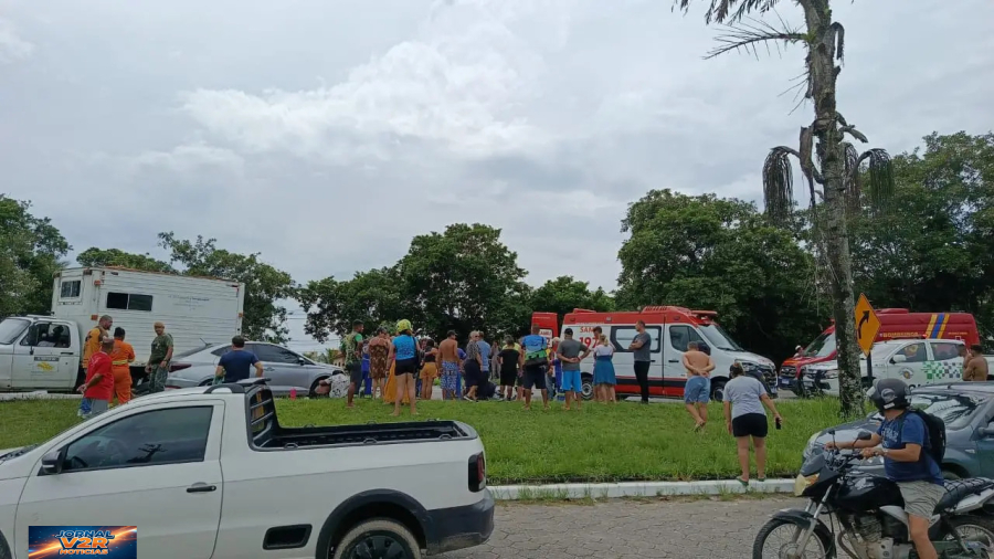 Acidente envolvendo caminhão do DER e outros dois veículos deixa motociclista ferido em Ubatuba