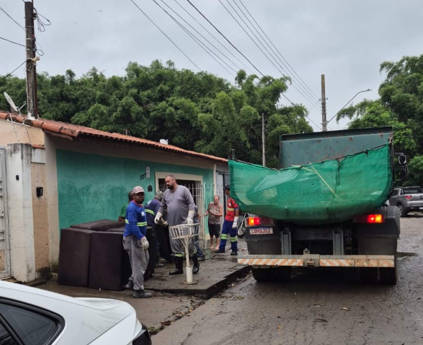 Ruas de Guaratinguetá começam a ser limpas após recuo da água; seis pessoas seguem desalojadas