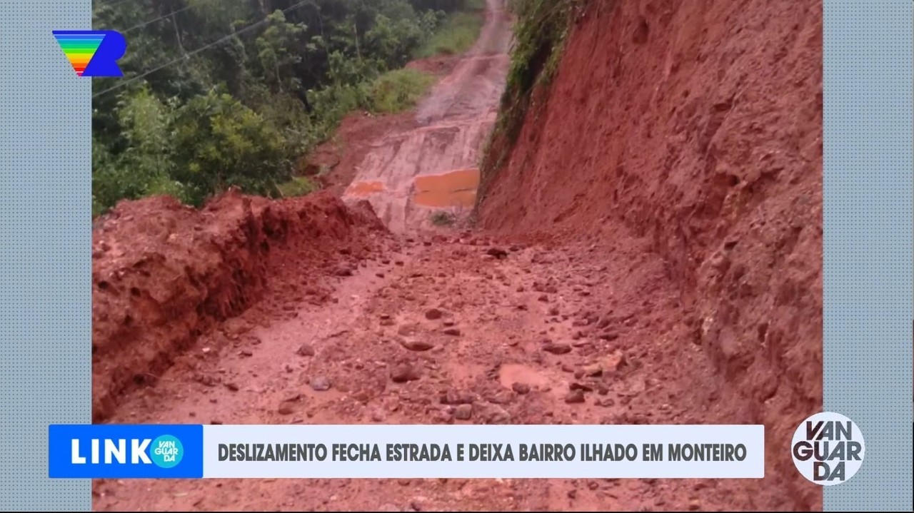 Deslizamento de terra fecha estrada e deixa bairro ilhado em Monteiro Lobato
