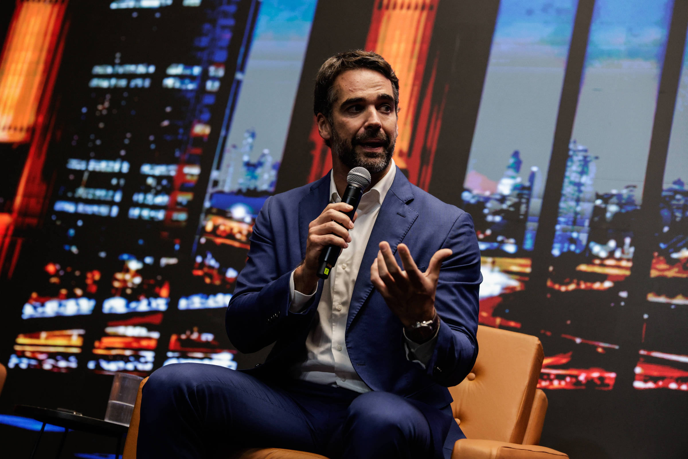 Eduardo Leite fala em 'aparente relação promíscua' a respeito de Master e STF