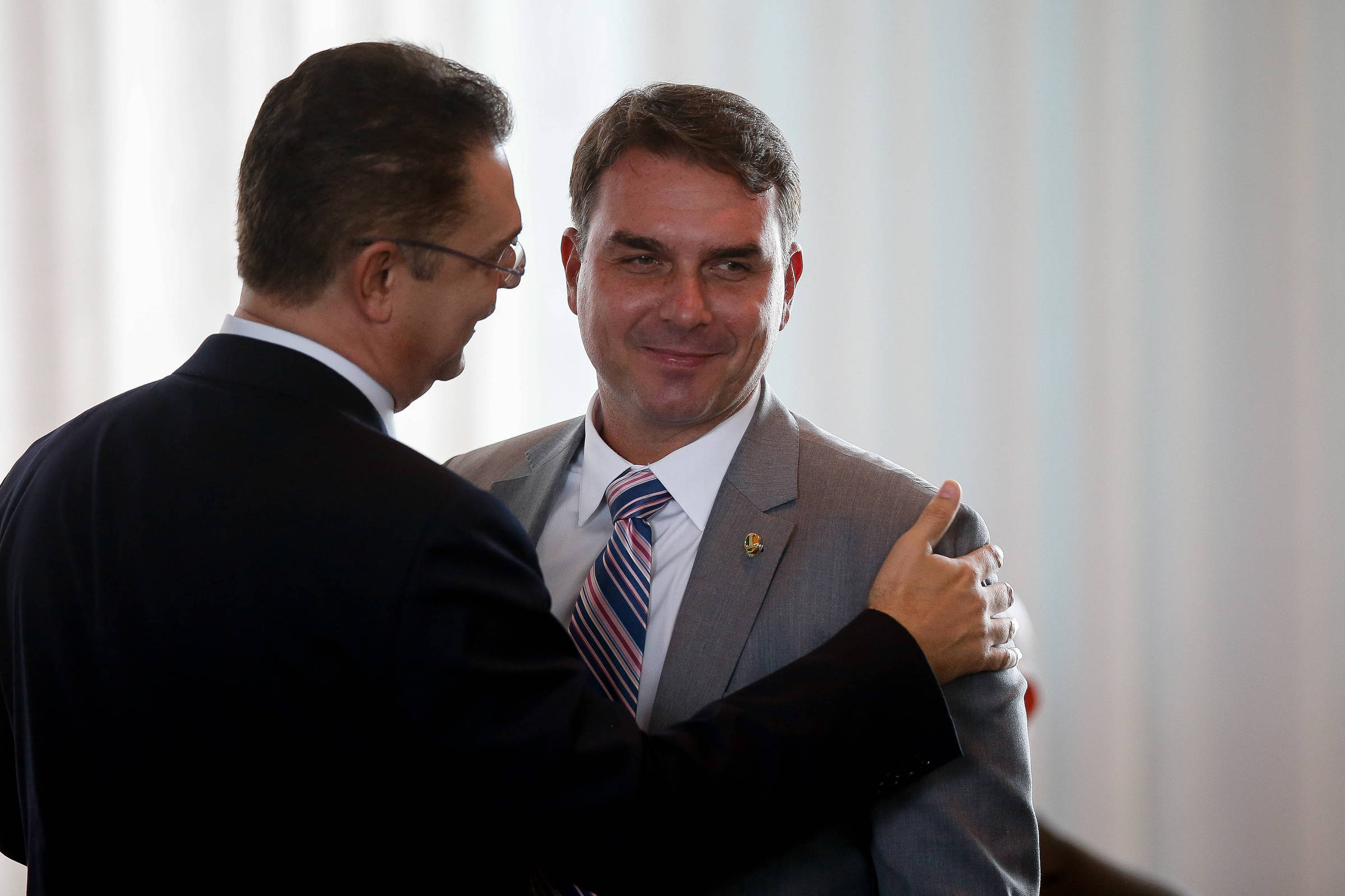 Datafolha: Flávio Bolsonaro tem o dobro de Lula entre evangélicos