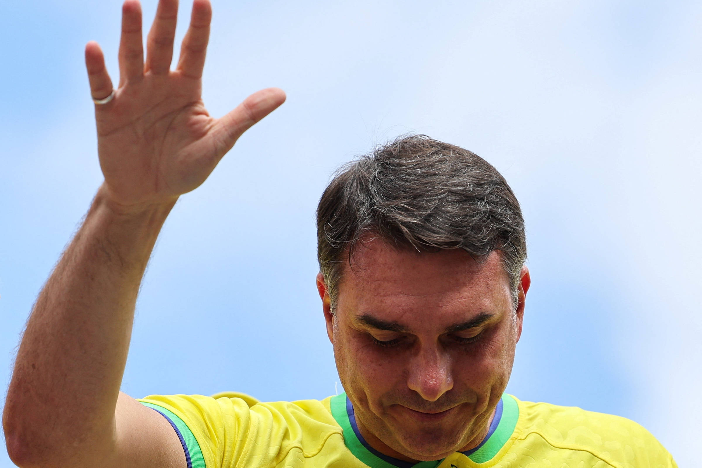 Flávio Bolsonaro registra ocorrência por ameaça após post sugerir facada