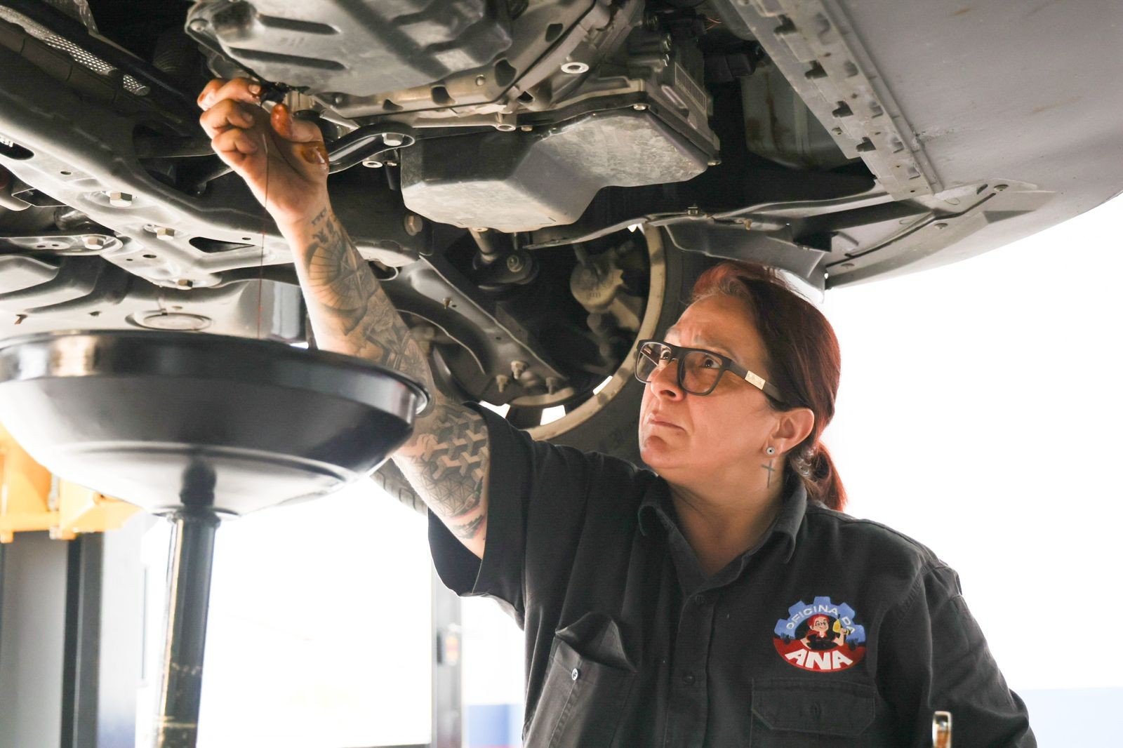 Mecânica abre oficina, consolida-se no meio e atrai público feminino: 'Elas se sentem mais confortáveis'