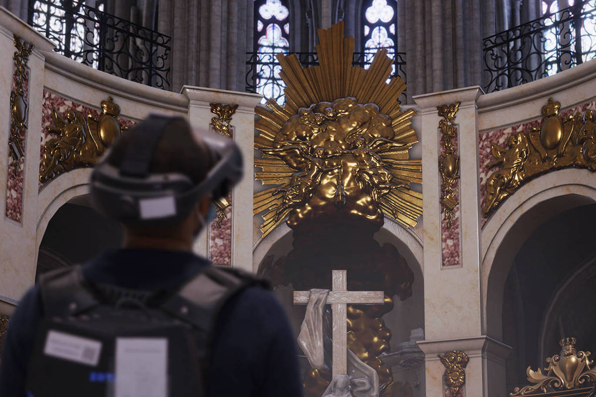 Exposição faz passeio virtual pela catedral de Notre-Dame de Paris em SP