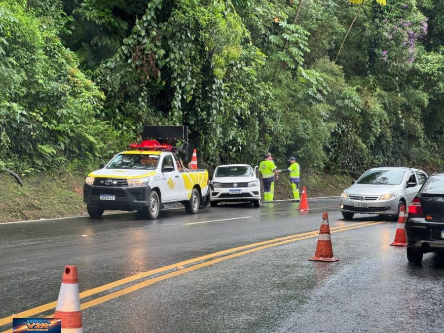 Colisão entre caminhão e carro provoca interdição parcial da Rio-Santos na serra de Caraguatatuba