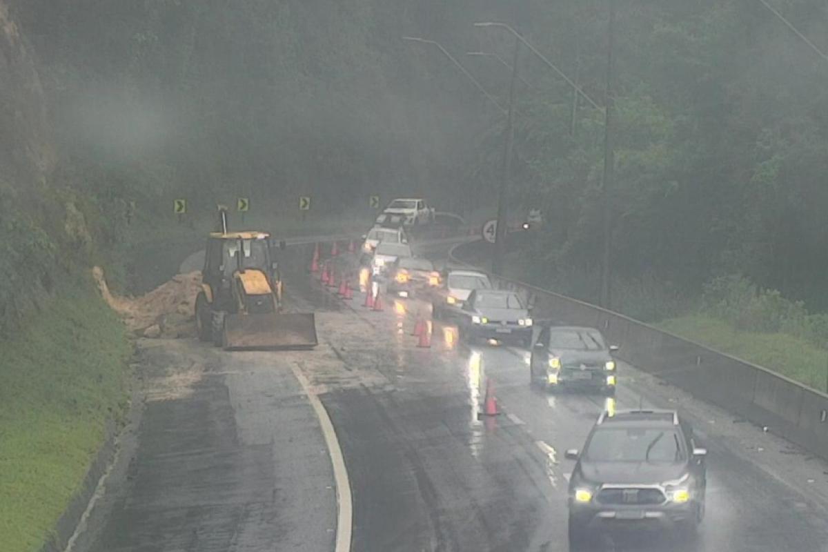 Madrugada tem deslizamento de terra na Tamoios e pista está interditada