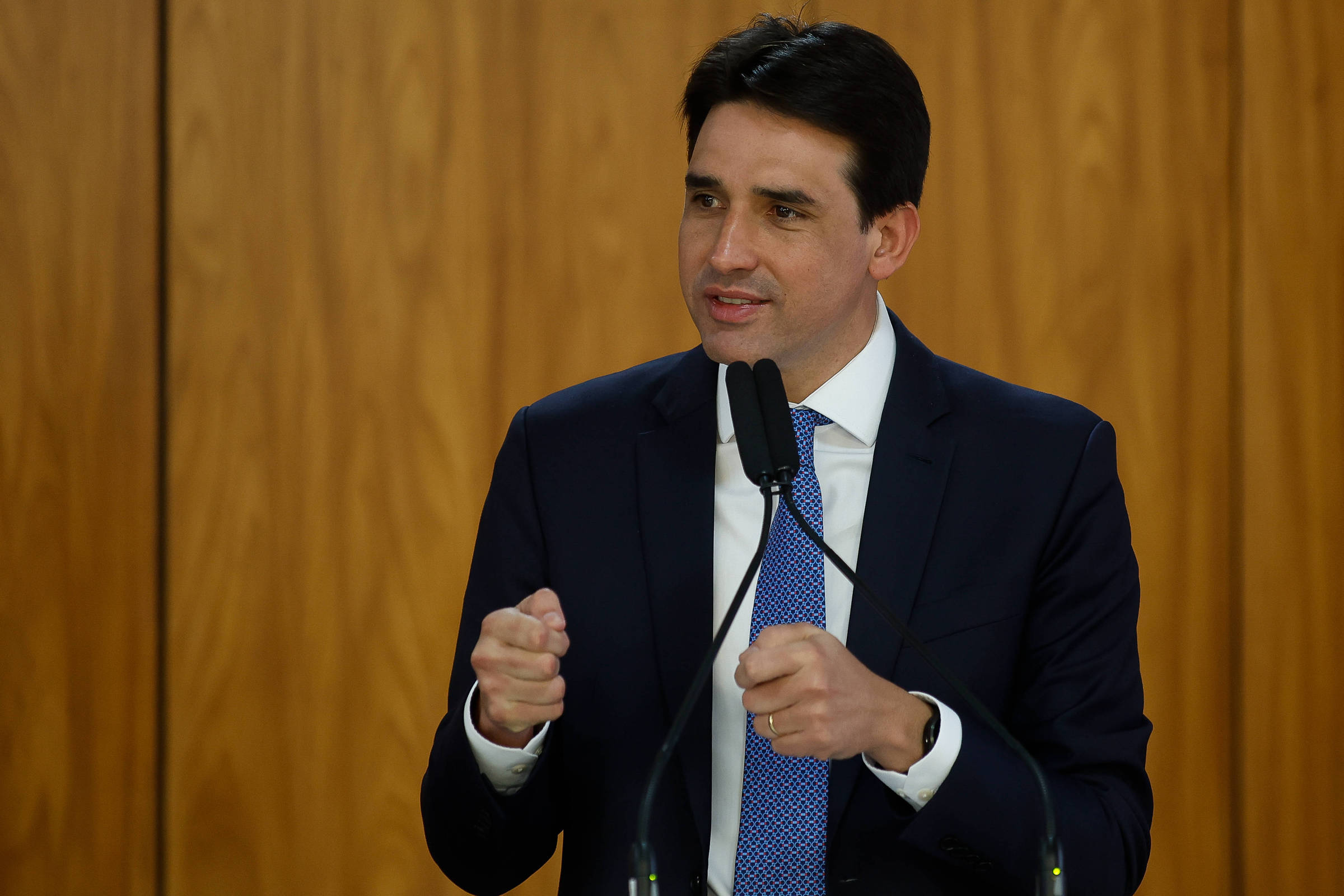 Em tom eleitoral, governo anuncia investimento de R$2 bi para transporte no Paraná sem Ratinho Jr