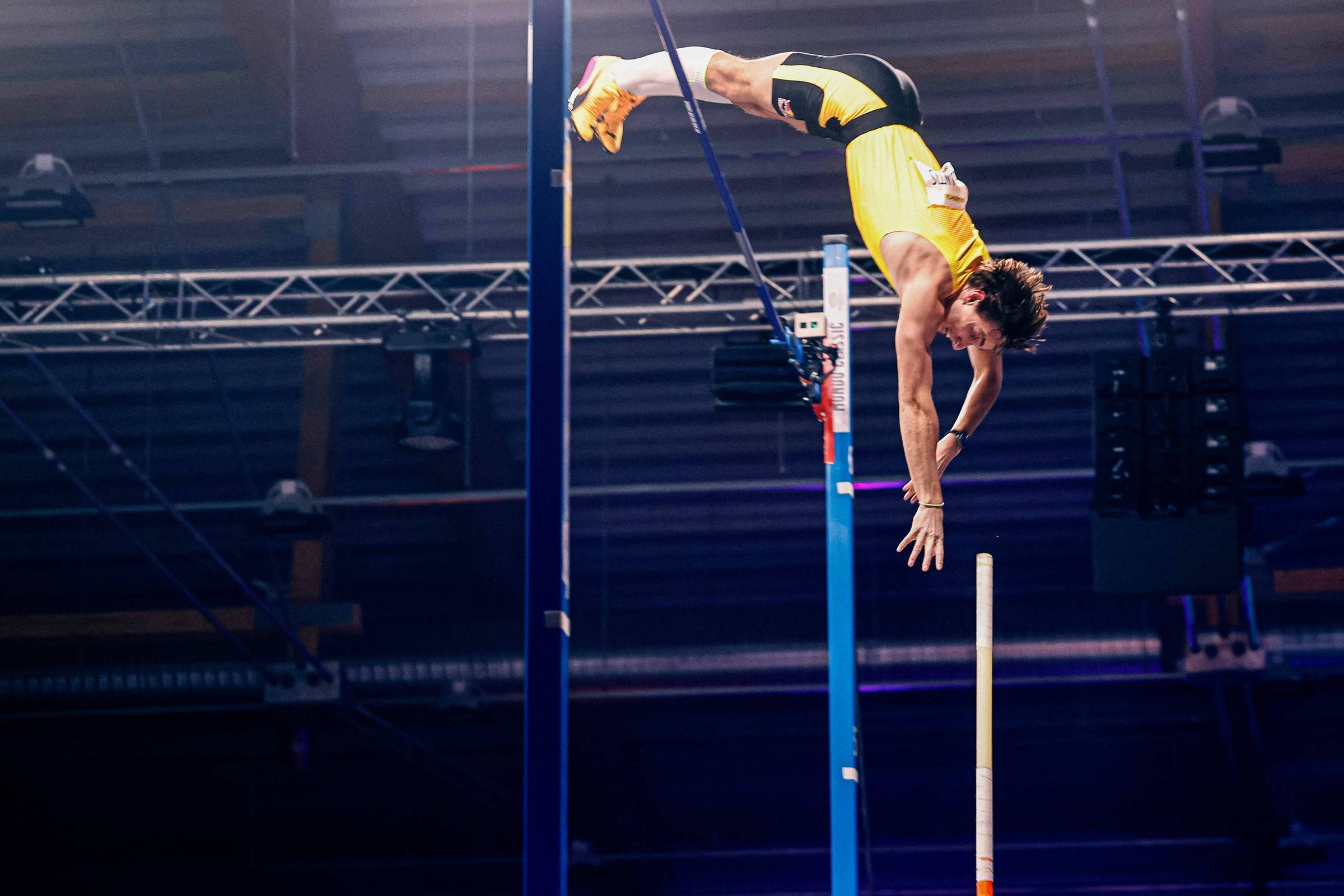Armand Duplantis bate recorde mundial do salto com vara pela 15ª vez