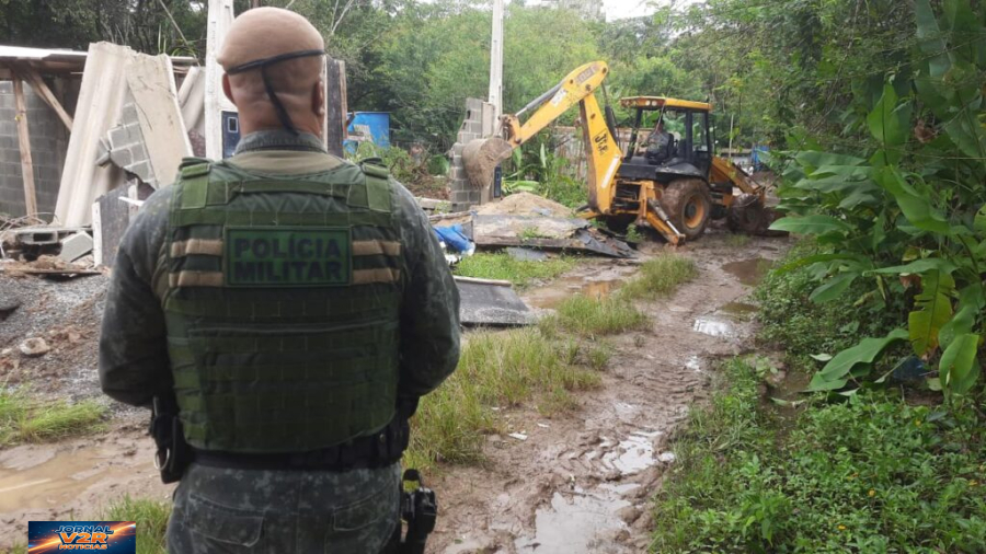 Polícia Ambiental flagra construções irregulares em área protegida às margens do Rio Tabatinga em Ubatuba