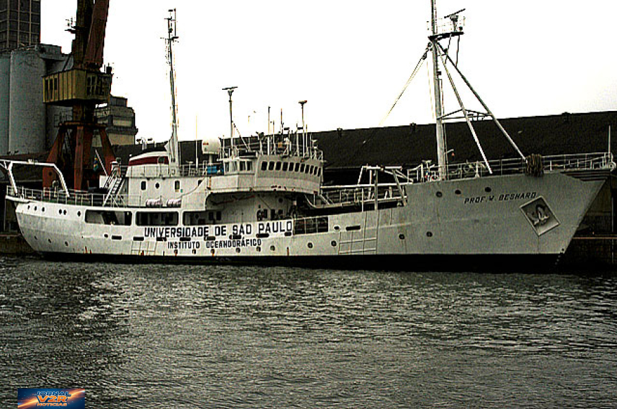 Navio de pesquisa apresenta inclinação enquanto estava atracado no Porto de Santos