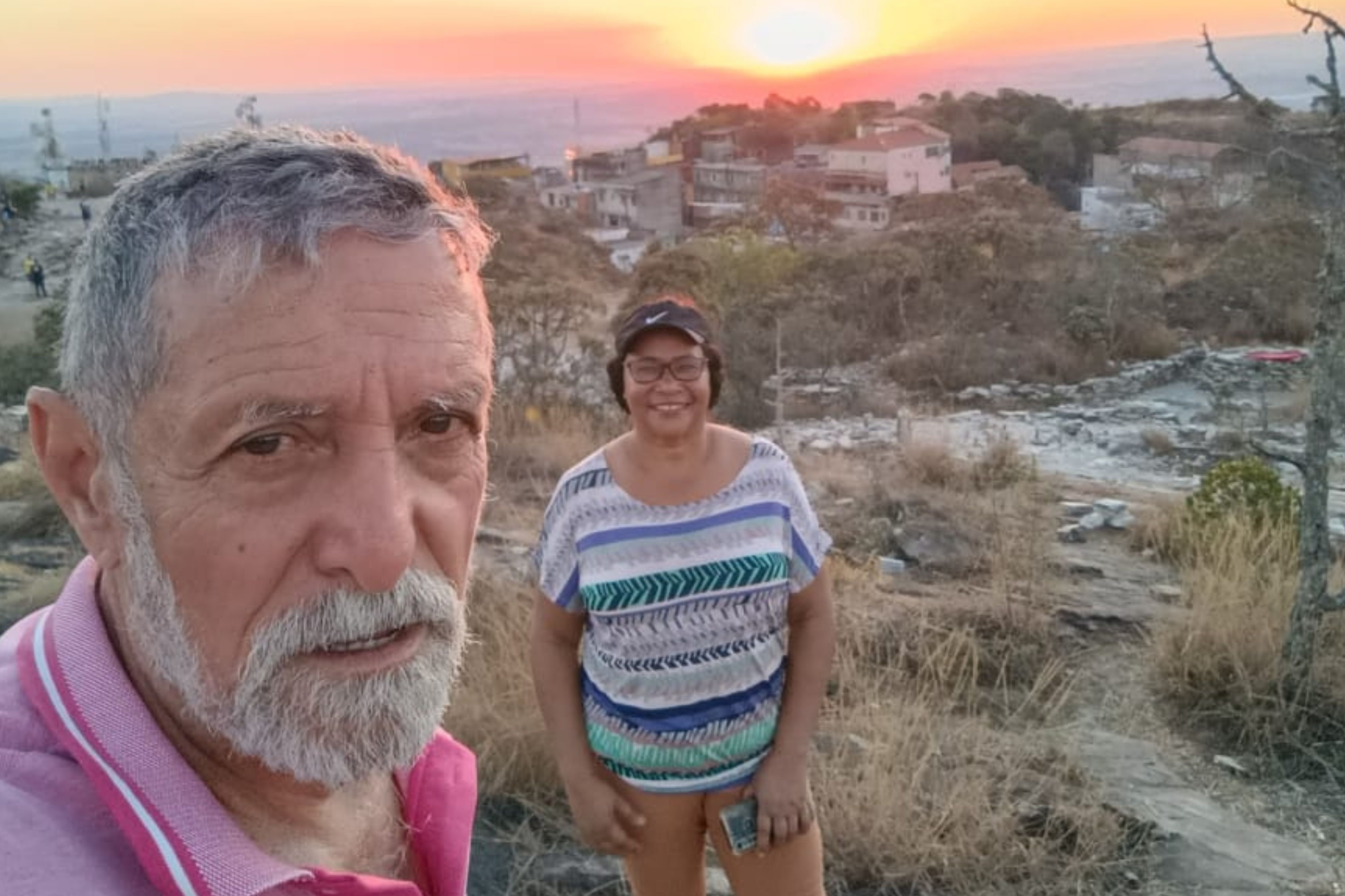 Casal de Pindamonhangaba divide marmita e vende doces para viajar pelo Brasil de moto e kombi: 'vamos viver'