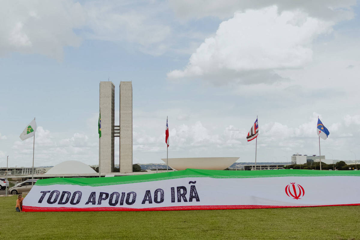 Setores da esquerda brasileira evitam criticar teocracia do Irã durante a guerra