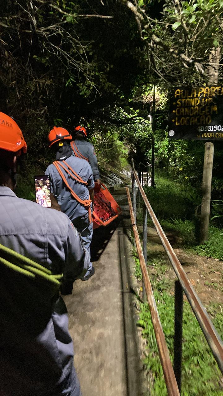 Jovem é resgatado em local de difícil acesso em Caraguatatuba 