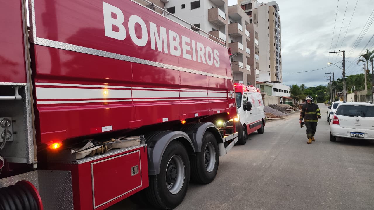 Mulher sofre queimaduras no braço durante incêndio em residência em Caraguatatuba