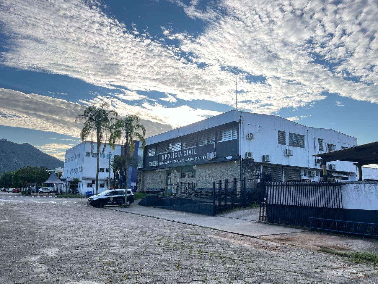 Homem é preso suspeito de tentar matar a ex-companheira e o namorado dela ao jogar carro contra o casal em Caraguatatuba