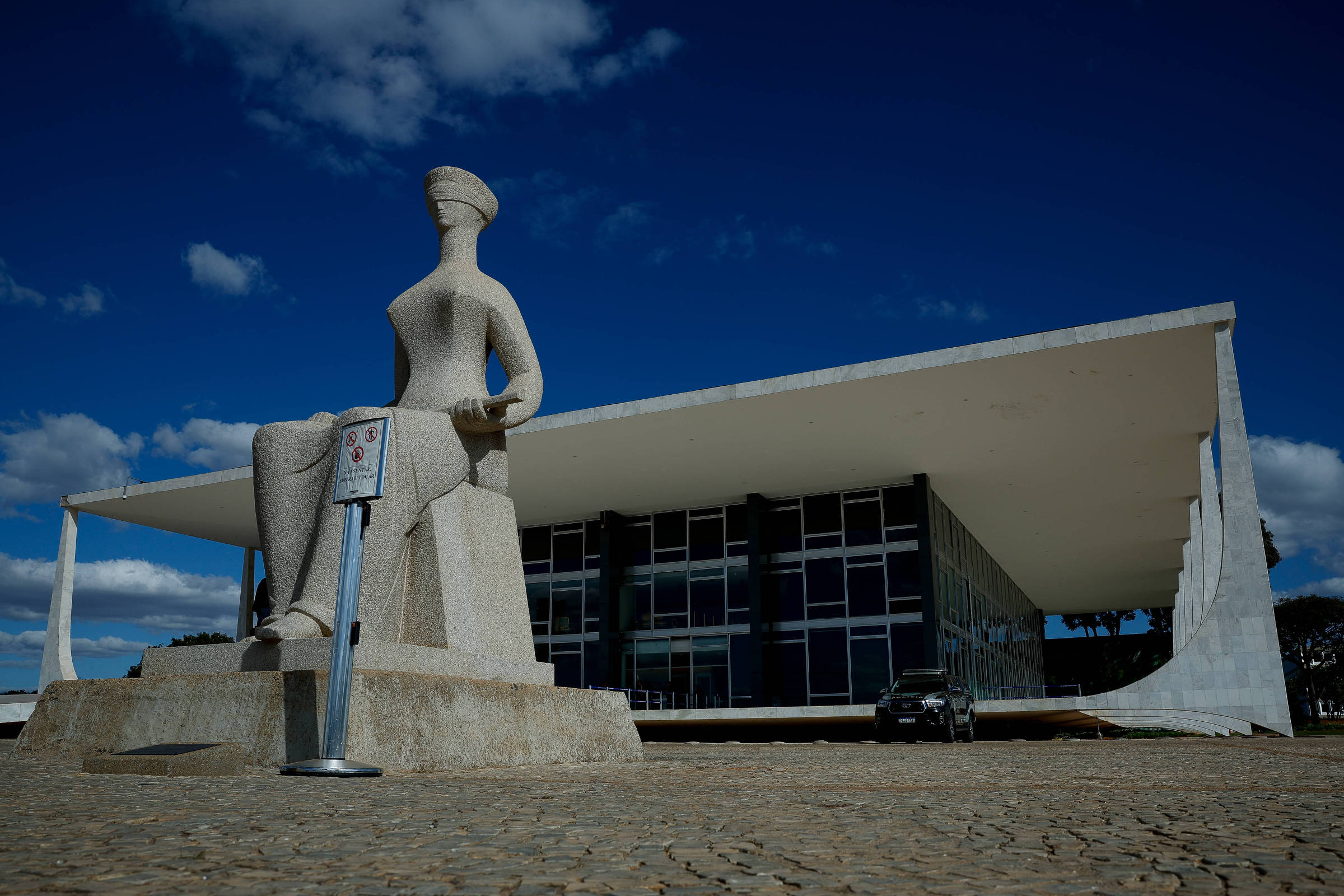 A resistência de certos setores à degeneração institucional causa perplexidade