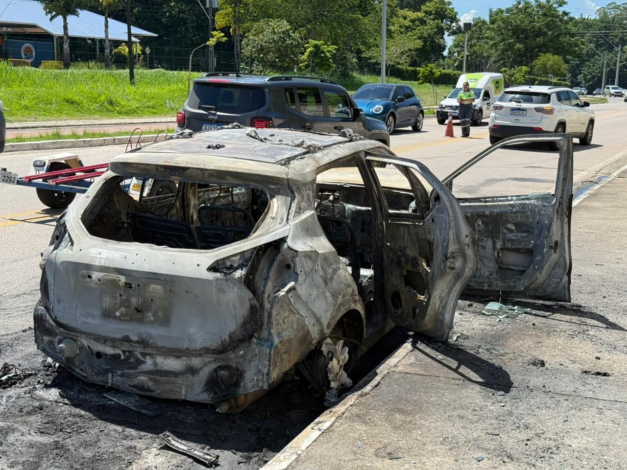 Incêndio destrói carro na Via Oeste em São José dos Campos, SP