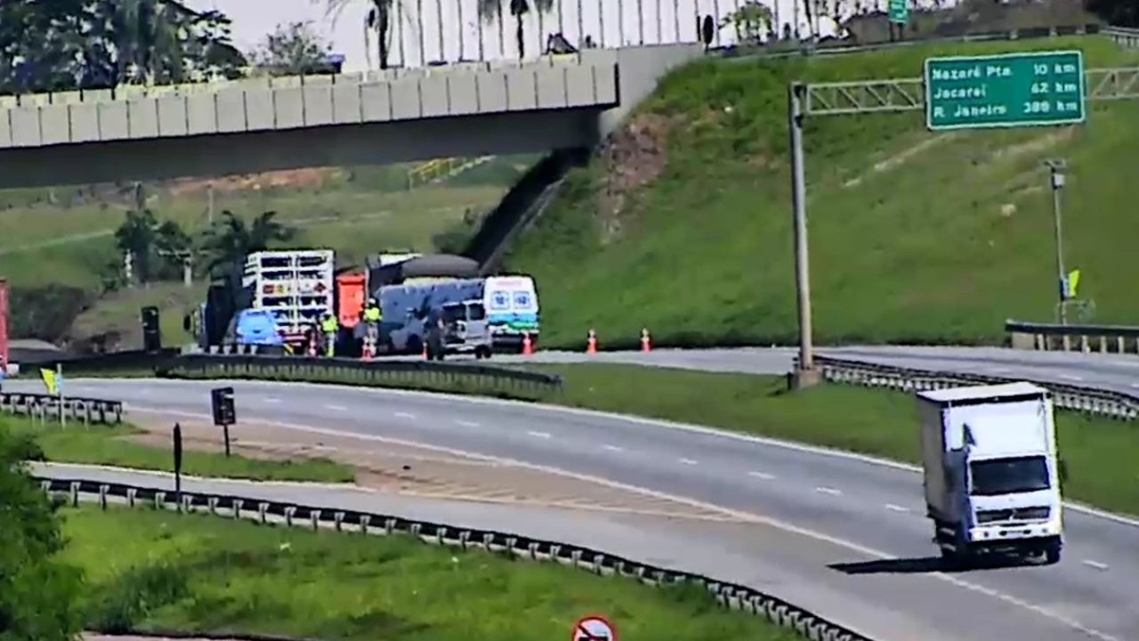 Acidente entre caminhões e uma carreta interdita faixa da rodovia D. Pedro I, em Bom Jesus dos Perdões