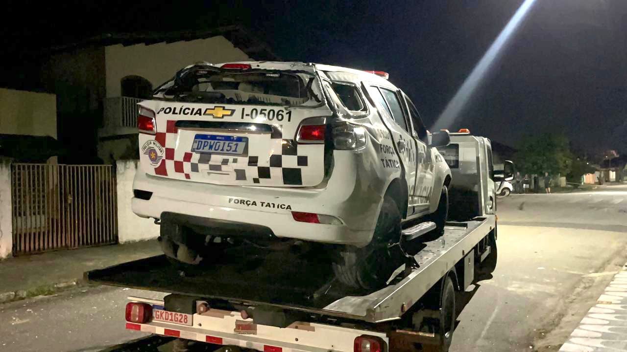 PM morre e outros dois policiais ficam feridos após viatura capotar durante perseguição em Taubaté, SP