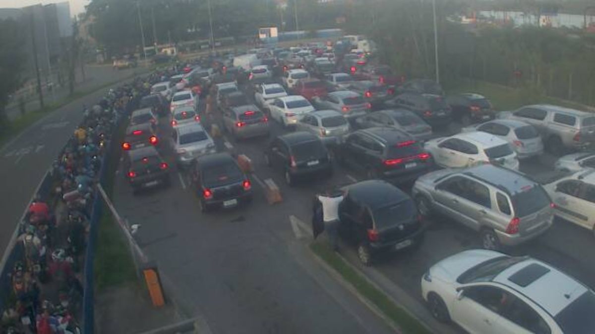 Vídeo: travessia de balsas tem fila de 90 minutos em direção ao Guarujá
