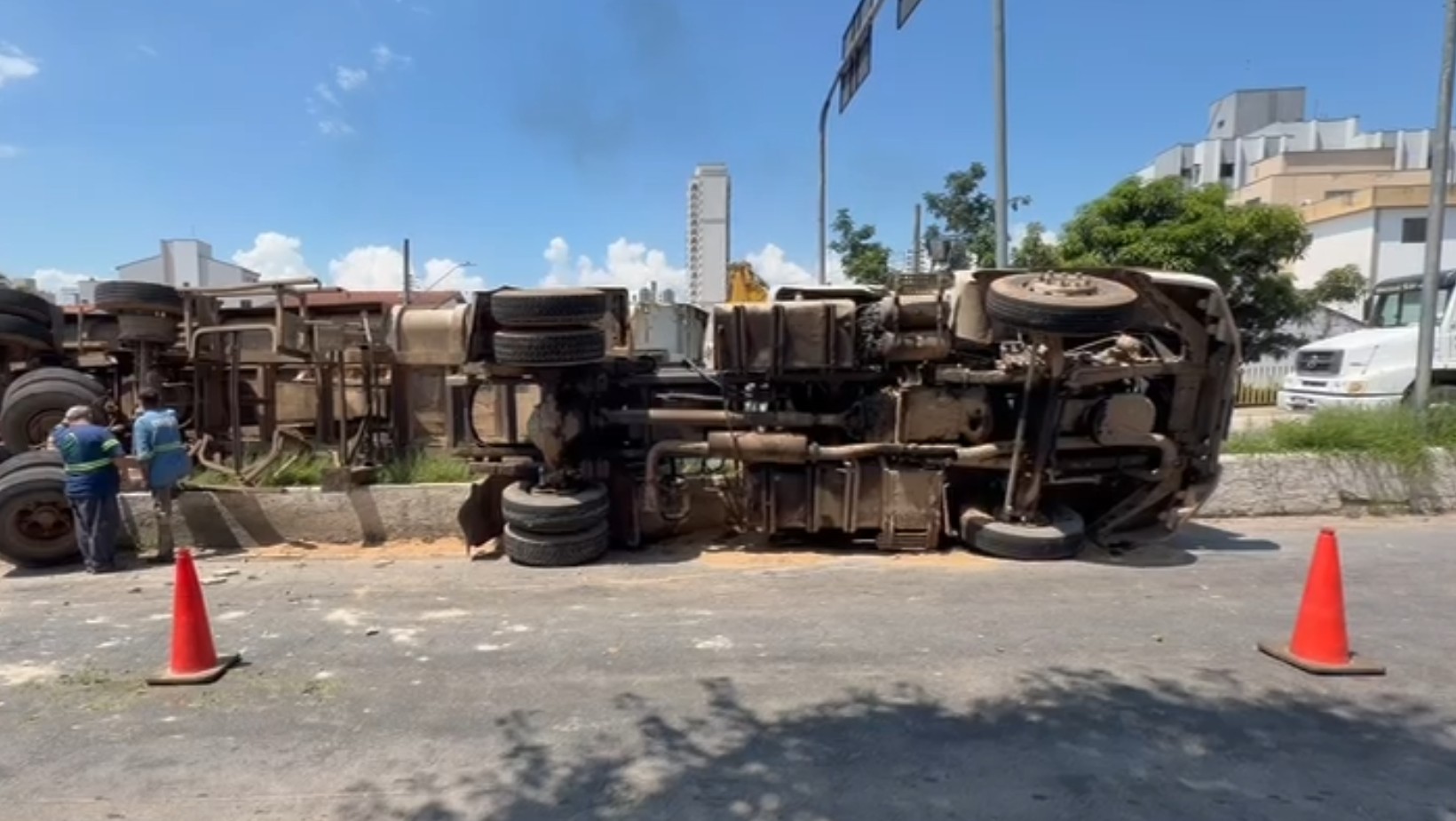 Caminhão tomba e interdita acesso à Ponte Rosinha Filippo em Guaratinguetá