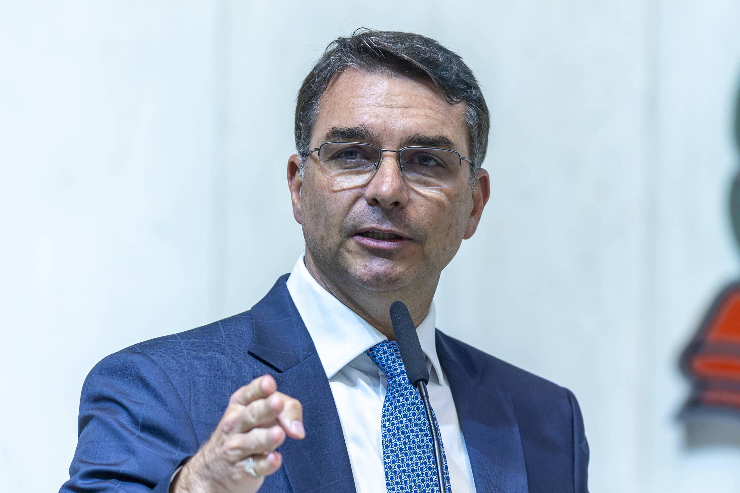 Alta nas pesquisas faz Flávio Bolsonaro adiar divulgação de plano de governo