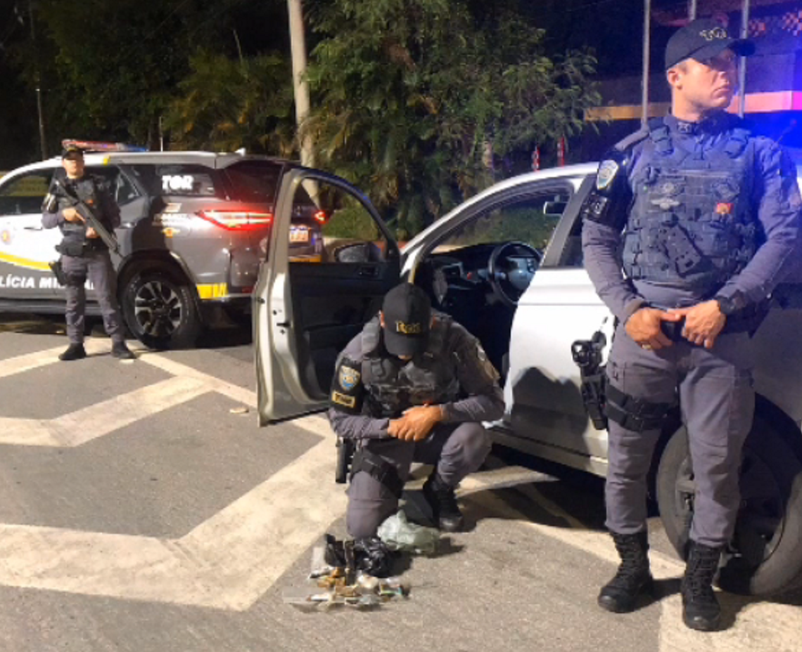 Polícia intercepta carro na Tamoios com R$ 100 mil em haxixe ‘dry’