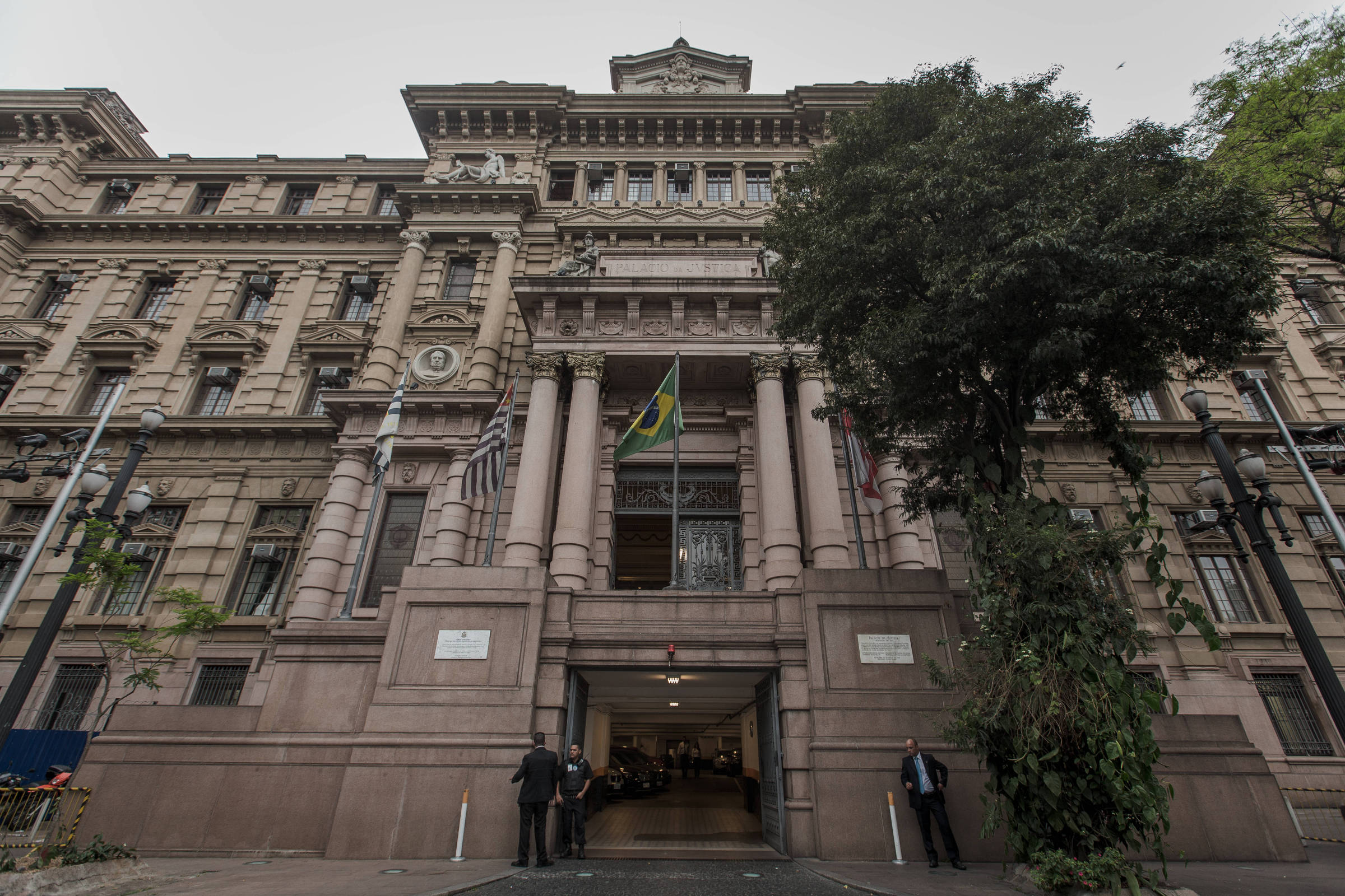 Desembargador afastado tentou intimidar magistrados e imprensa