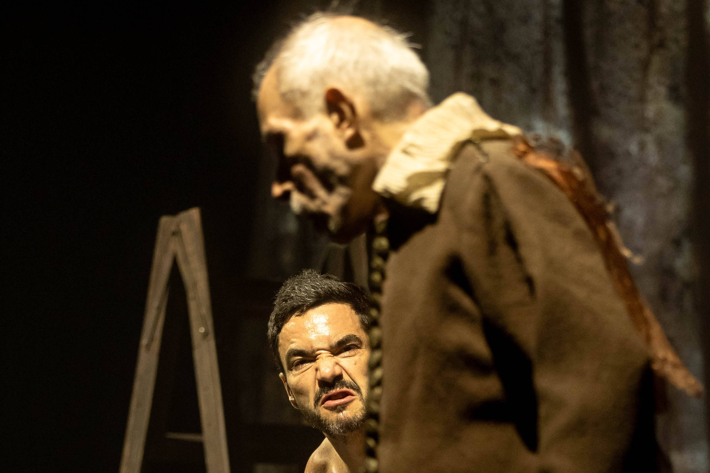 Caio e Ricardo Blat relêem Kafka em peça sobre mazelas e obsessões dos artistas