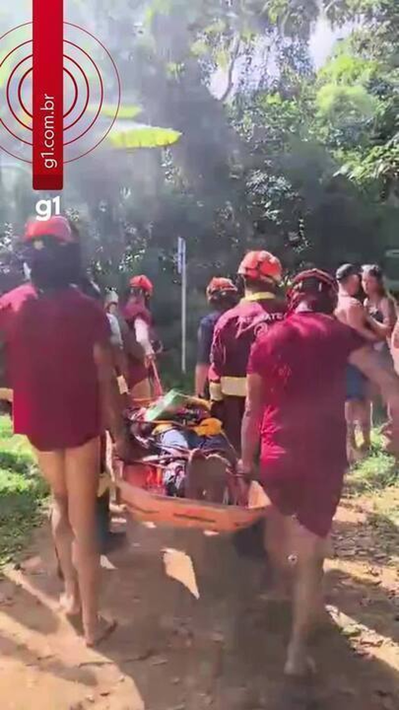 Turistas são resgatados após queda em cachoeira, em Ubatuba